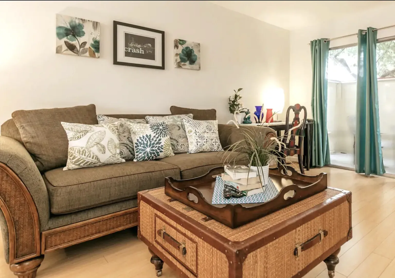 Perfect 2 BDRM Flat in Heart of WEHO — Photo 2
