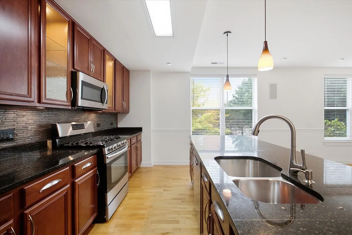 3 bed, $2,995 — Photo 3