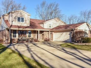 3045 Huntington Dr, Arlington Heights, IL 60004