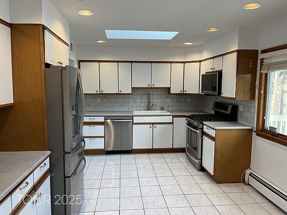 4th image of 14 Deerhill Ln