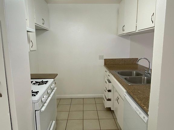 5th image of 13983 Astoria St #204