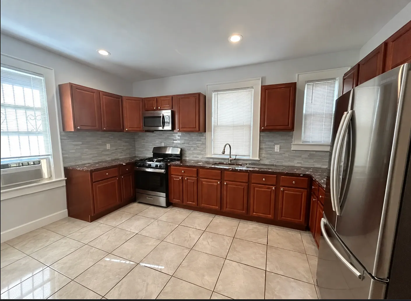 3 bed, 1050 sqft, $2,350 — Photo 2