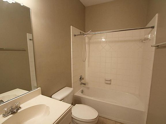 4th image of 812 Featherbrook Ct