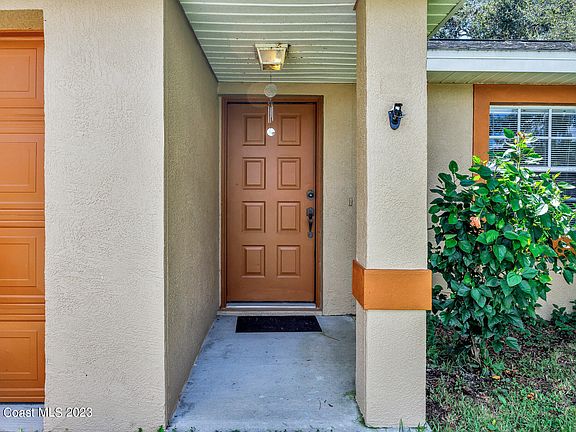 4th image of 330 Seahorse Cir SE