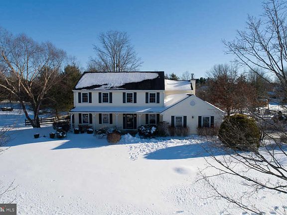 4th image of 4 Horace Ct