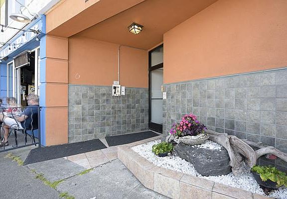 3rd image of 2724 Alki Ave SW #38a6a9f90