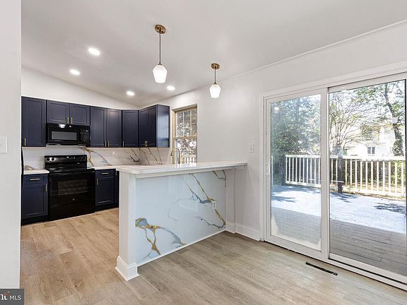 5th image of 20 Dorsey Ln