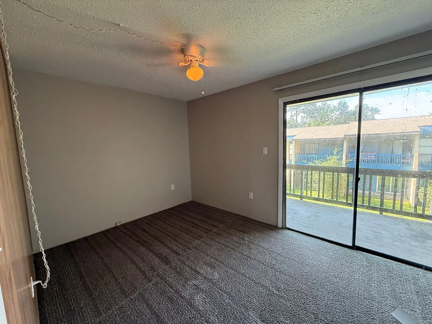 * Move In Special * 1/2 Off 2nd Month's Rent!! Spacious 876 Sf Unit - 2 Bd / 1 Ba Near Uf - Brand... — Photo 4