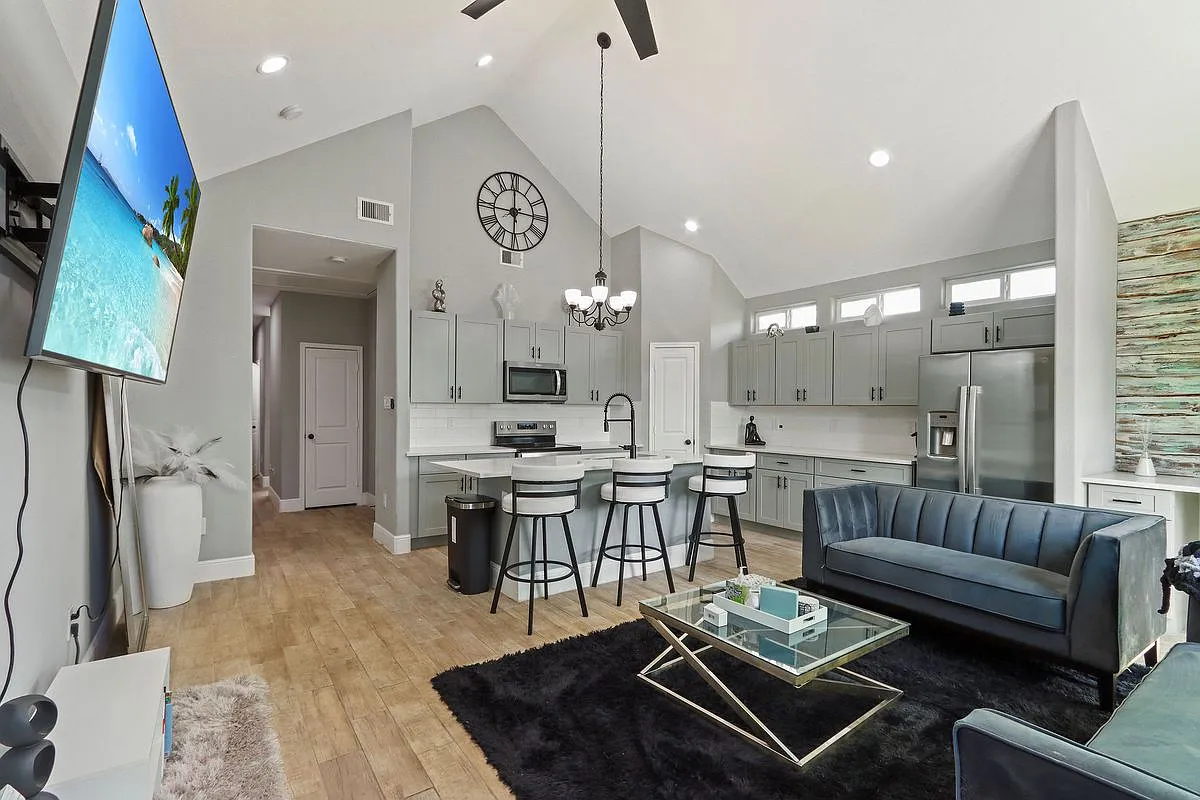 3 bed, 2.0 bath, 1260 sqft, $1,900 — Photo 4