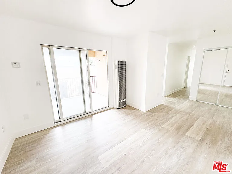 2637 S Manhattan Pl #8 — Photo 3