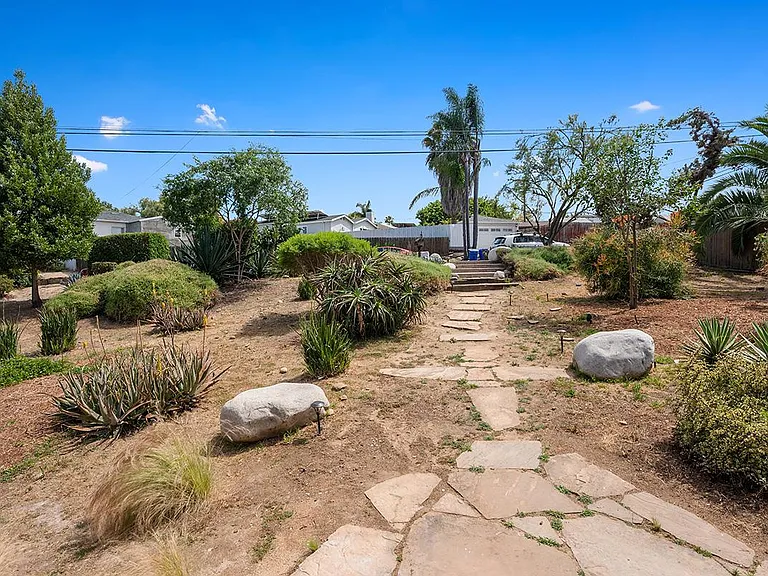 7170 Hybeth Dr — Photo 32