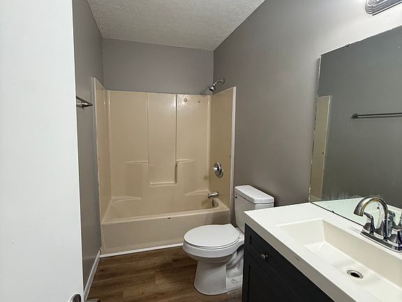 4th image of 204 10th Ave #C