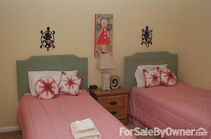 Guest Bedroom
						:
						private bath, walk in closet