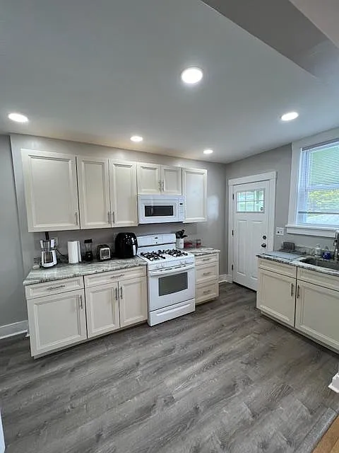 4 bed, 1700 sqft, $3,450 — Photo 2