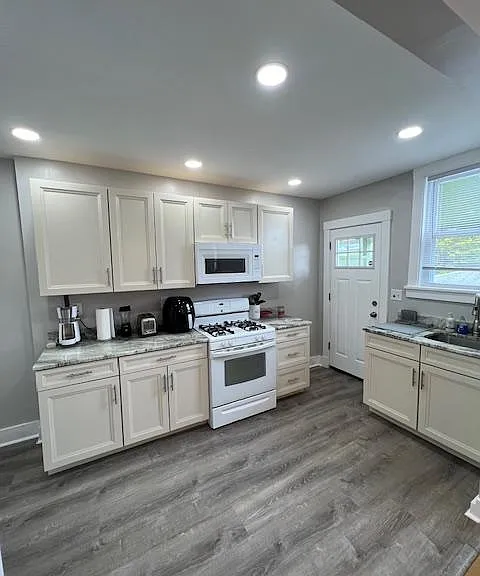 3300 Parkview Ave — Photo 2