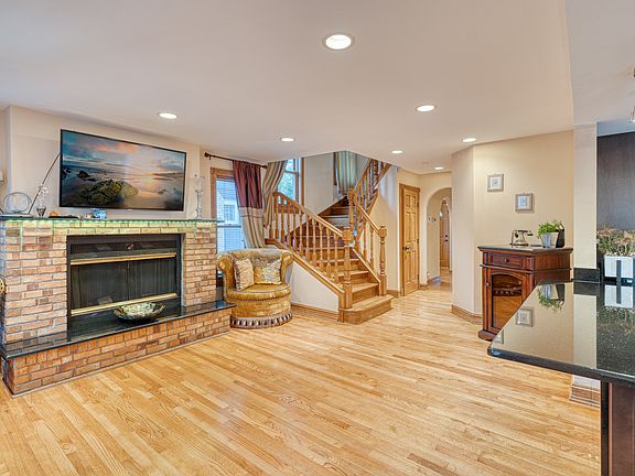 3rd image of 903 Driscoll Ct
