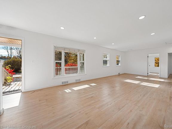 5th image of 41190 Savage Rd