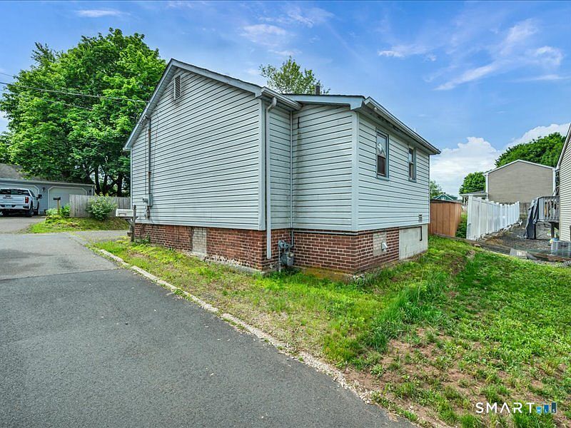 1st image of 61 Maple Avenue