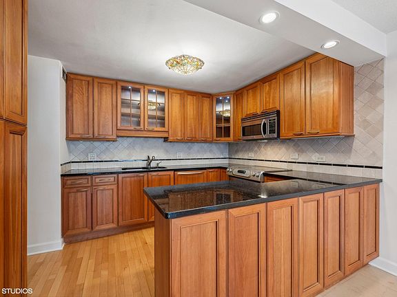 5th image of 1415 N Dearborn Pkwy #20C