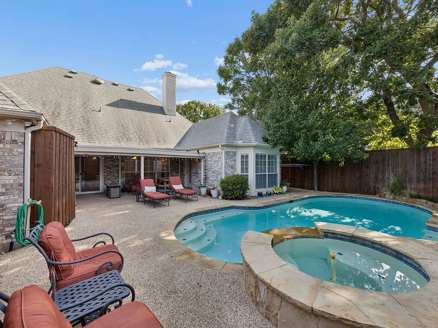 4 bed, 2.0 bath, 2362 sqft, $3,900 — Photo 2