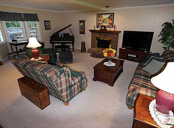 5th image of 9 Wood Lily Ln