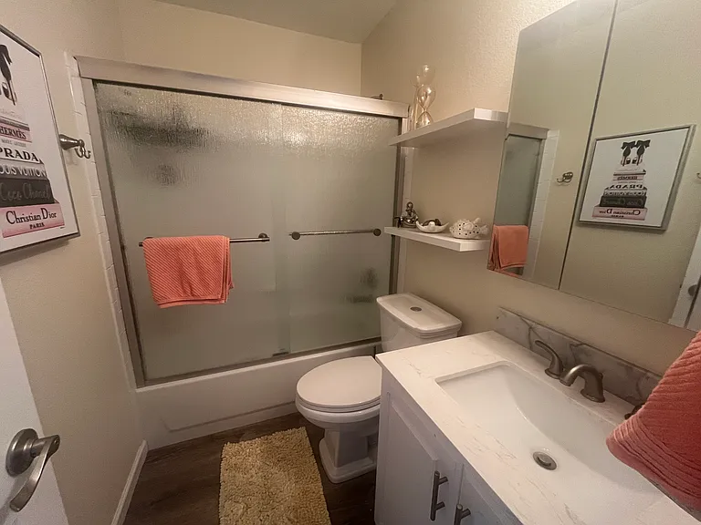 Shower and tub combo in second bathroom