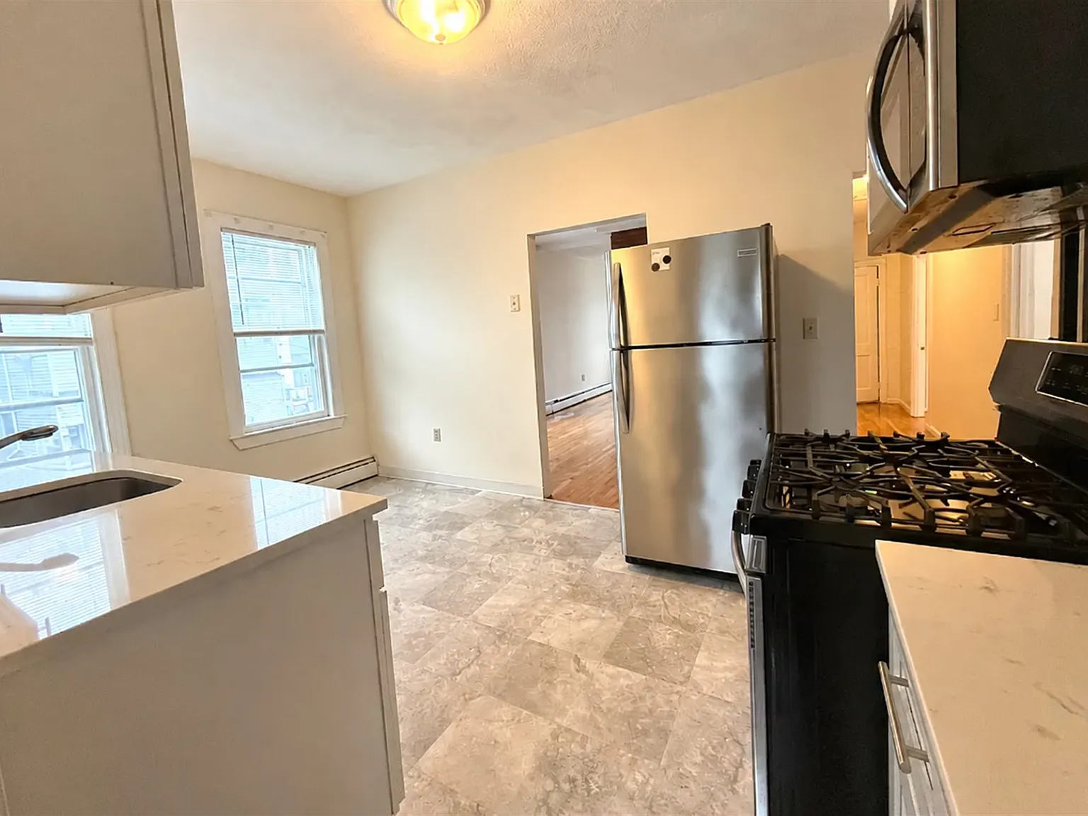 2 bed, 916 sqft, $3,000 — Photo 4