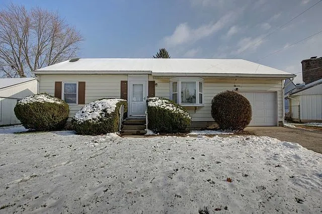 908 Oakcrest Dr photo 1