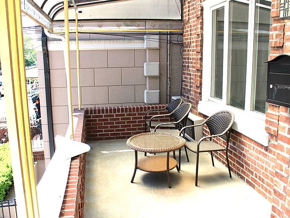 3rd image of 2036 W 6th St
