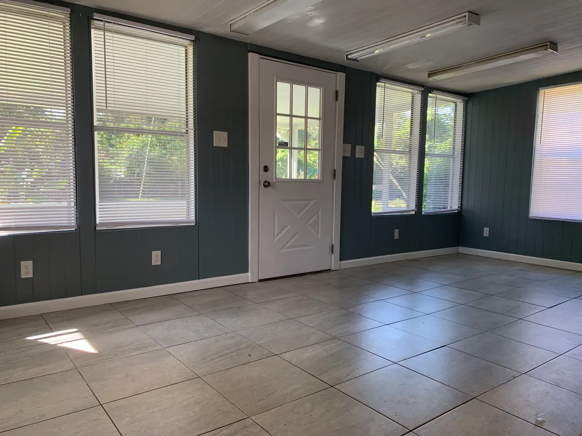 Florida room leads out to the screened porch - 4127 Sage St