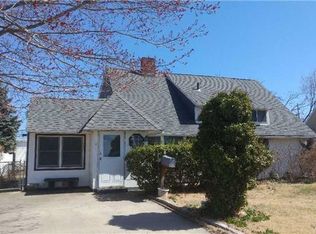 11 Rover Ln, Hicksville, NY 11801