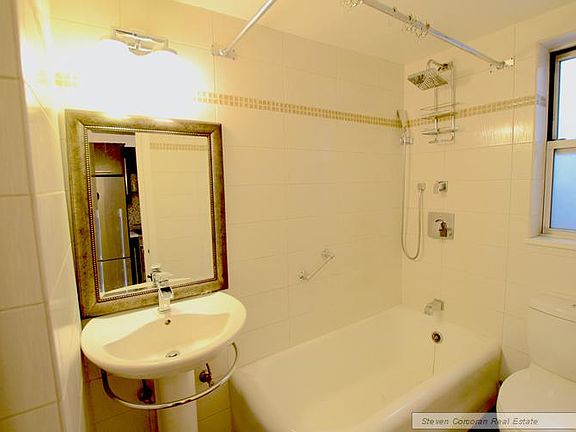 4th image of 333 E 43rd St APT 811