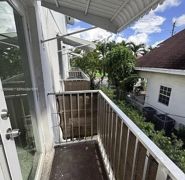 560 NW 1st St #7 — Photo 11