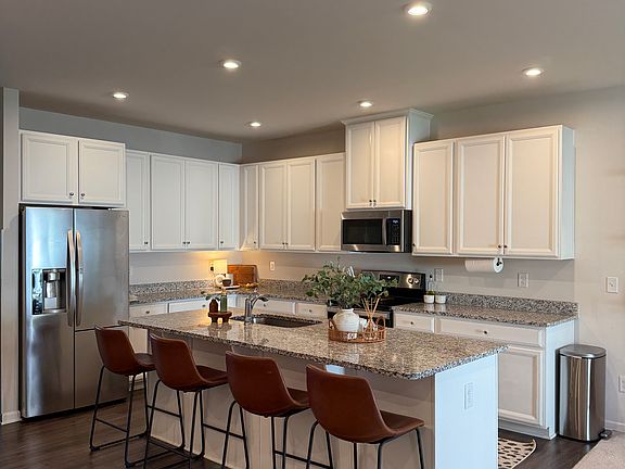 4th image of 469 Killarney Park