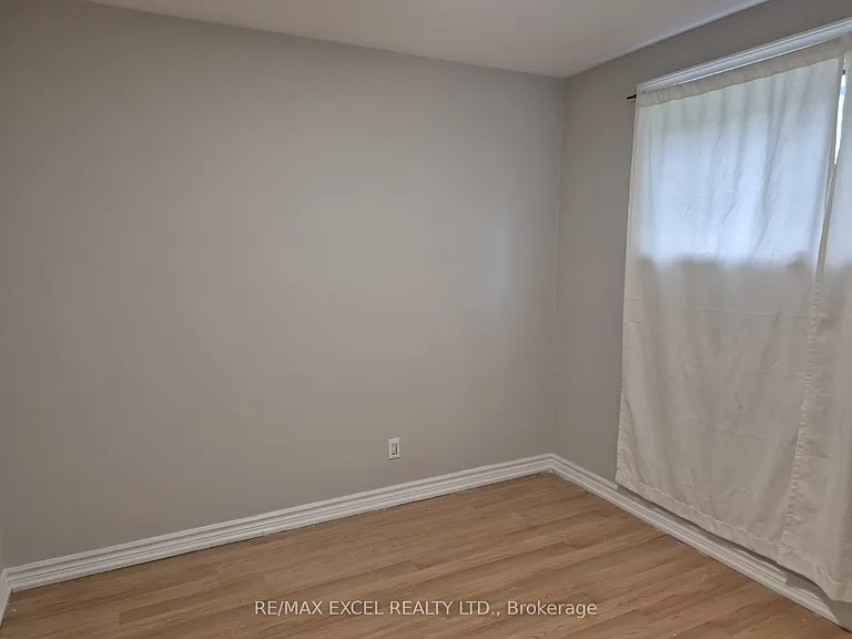 16 Sundance Cres — Photo 11