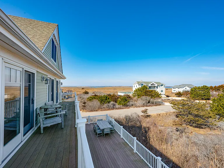 902 Dune Rd — Photo 24