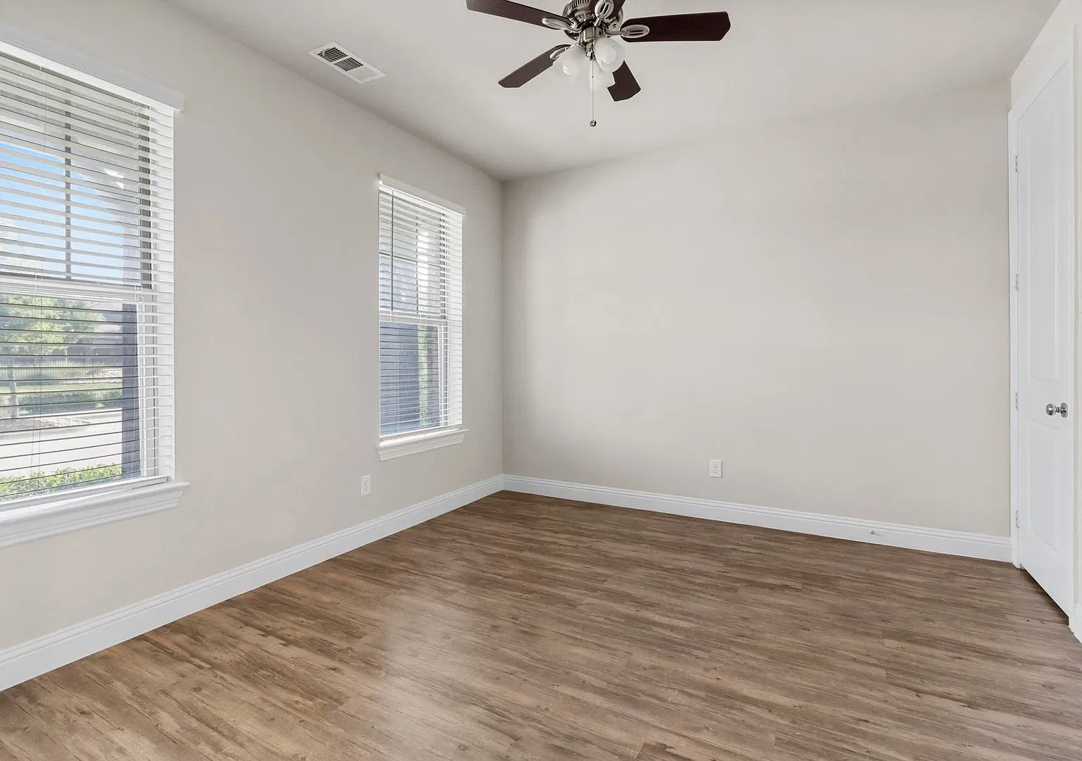 Luxury Townhome in The Heart of Frisco — Photo 3