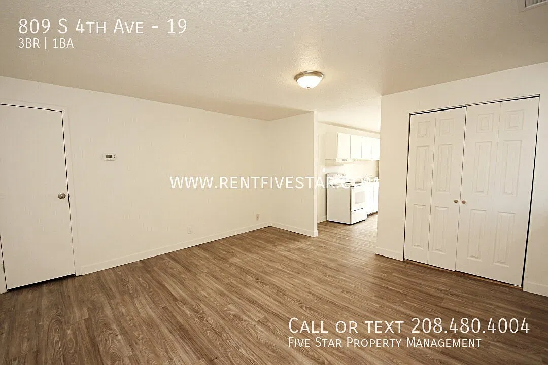 3 Bedroom Apartment 1 Block From ISU Campus! — Photo 1