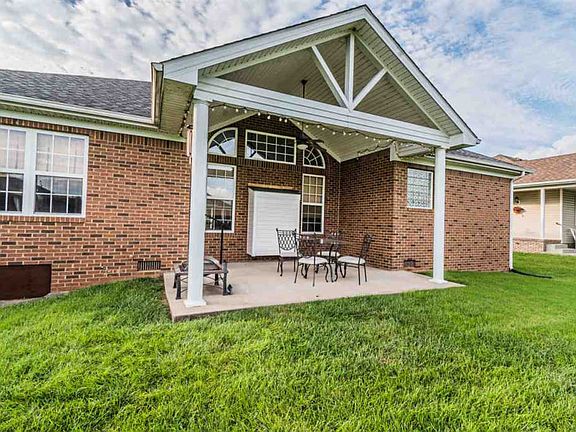 3rd image of 3325 Fair Oaks Cir
