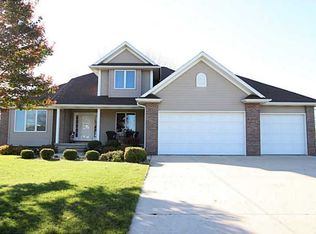 5683 Hunt Ridge Dr, Cedar Rapids, IA 52411