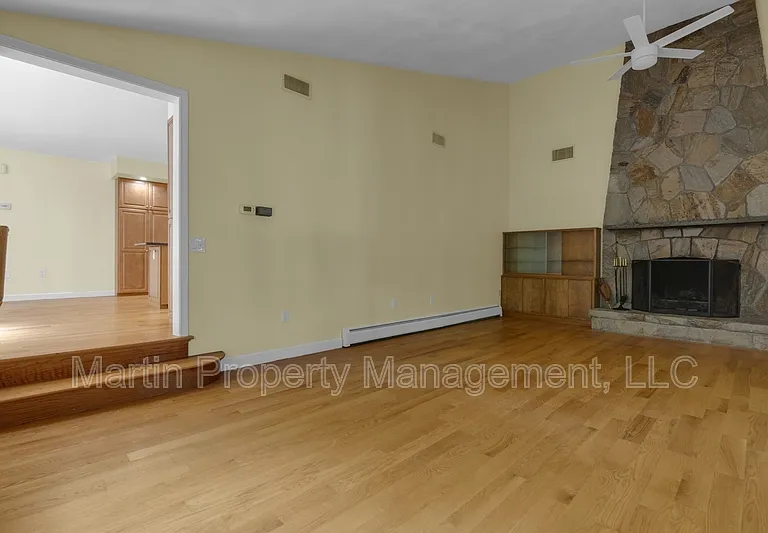 52 Rayburn Rd — Photo 6