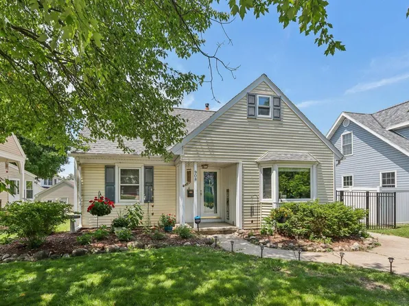 908 South East AVENUE, Waukesha, WI 53186