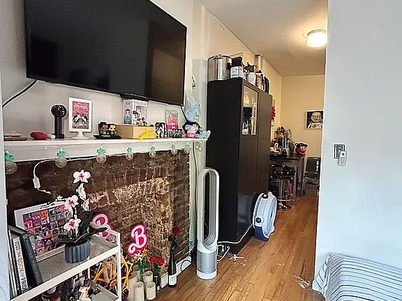 4th image of 536 W 47th St APT 6