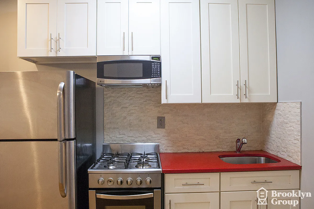 347 Linden St — Photo 2