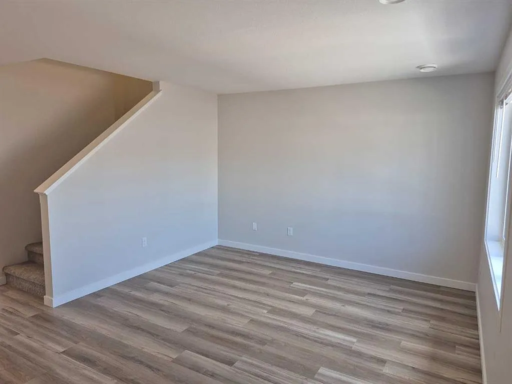 3 bed, 1000 sqft, $2,049 — Photo 4