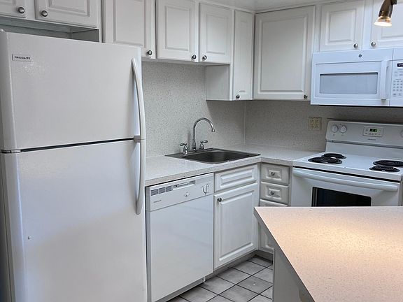 4th image of 8225 Lake Dr #L306