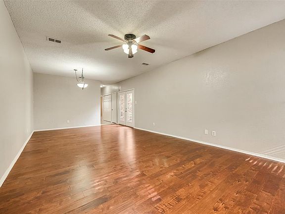 4th image of 3923 Evergreen St