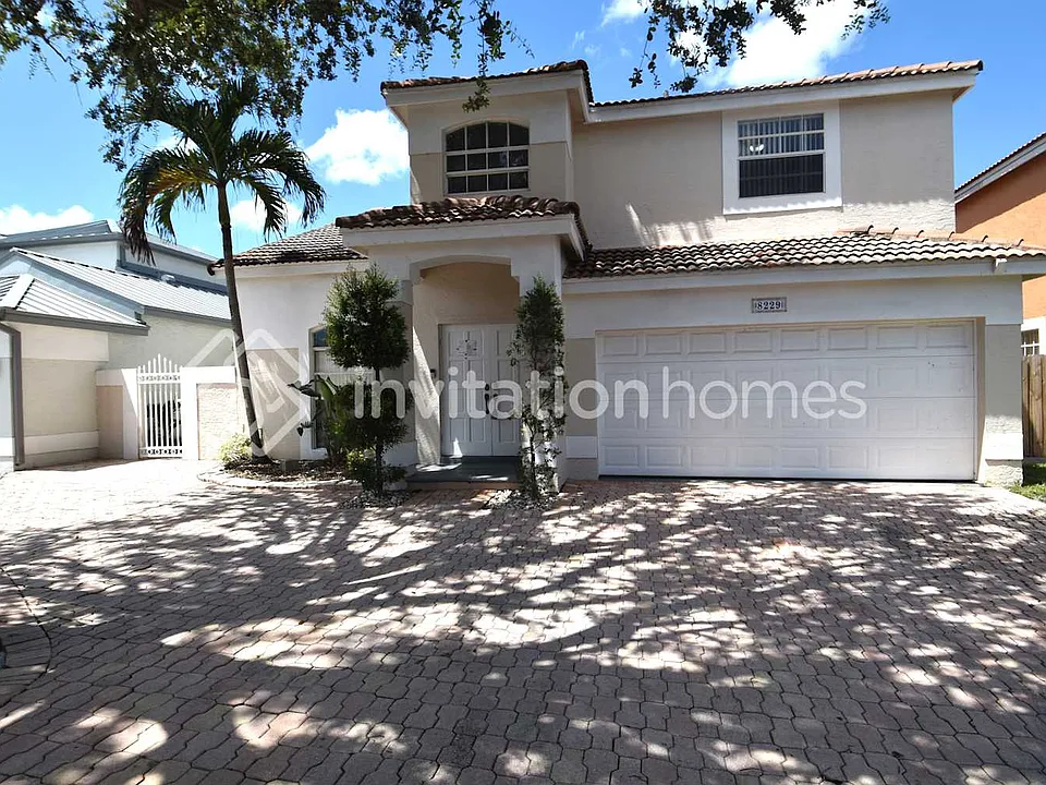 8229 NW 199th Ter