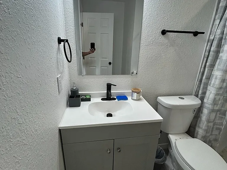 Hallway bath between rooms 1 and 2