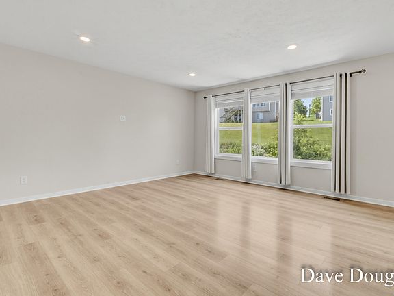 5th image of 237 Young Ct